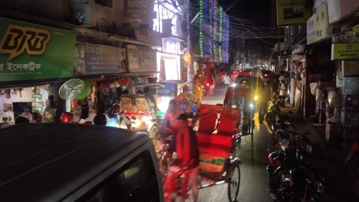 সন্ধ্যার পর যানজটে অচল মানিকগঞ্জ শহর