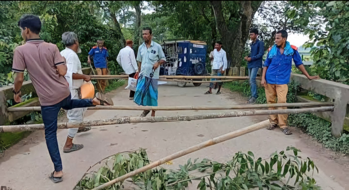 কসবা-আখাউড়া সড়কের কাকিনা খালের উপর ক্ষতিগ্রস্ত সেতু