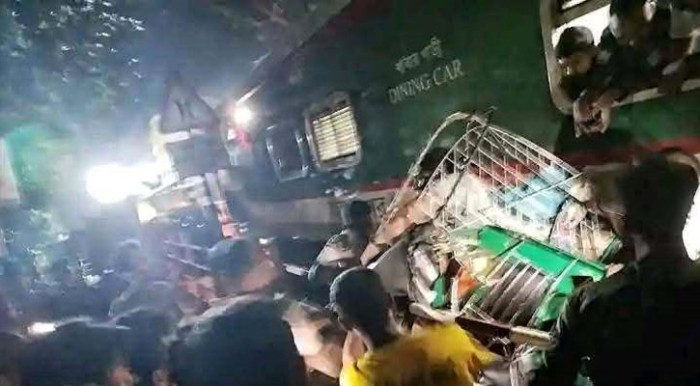 কালুরঘাট সেতুতে ট্রেন-অটোরিকশা সংঘর্ষ, নিহত ২