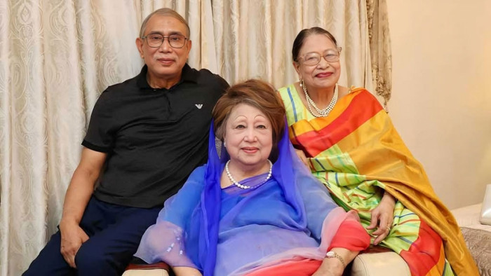 ছোট ভাই শামীম এস্কান্দার ও সেজ বোন সেলিনা ইসলামের সঙ্গে বিএনপি চেয়ারপারসন খালেদা জিয়া। ফাইল ছবি