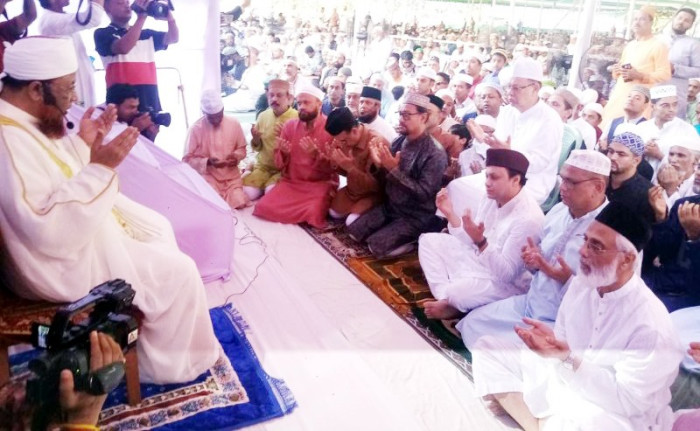 জমিয়তুল ফালাহ মসজিদ প্রাঙ্গণে ঈদের প্রধান জামাত অনুষ্ঠিত