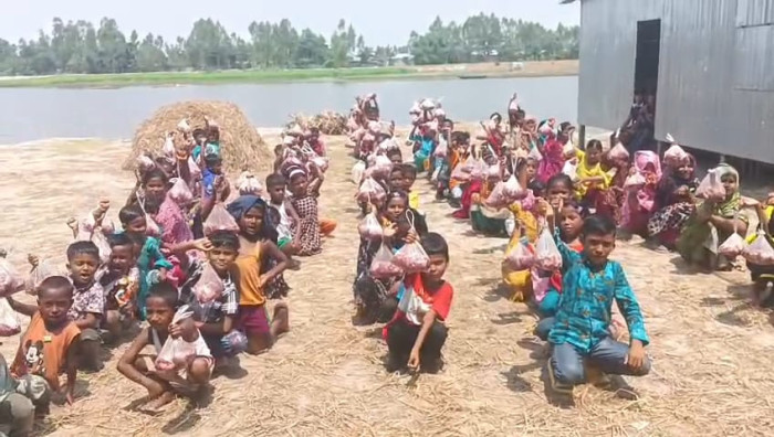 কুড়িগ্রামের চরাঞ্চলে গরু ও খাসির মাংস বিতরণ