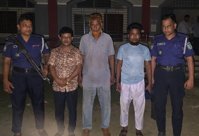 চাঁদাবাজির অভিযোগে বিএনপি ও শ্রমিকদল নেতা আটক