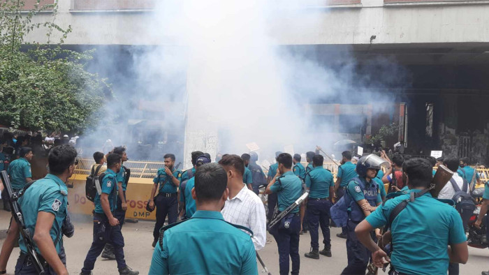 জাতীয় প্রেস ক্লাবের সামনে পুলিশের অবস্থান