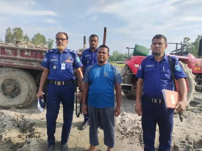 অবৈধভাবে বালু উত্তোলনের দায়ে একজন গ্রেপ্তার
