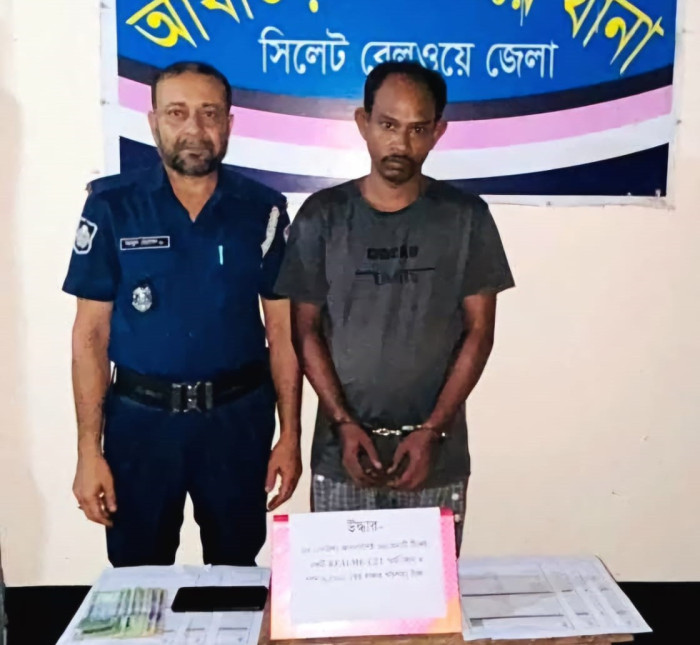 ব্রাহ্মণবাড়িয়ায় ট্রেনের টিকিটসহ কালোবাজারি আটক