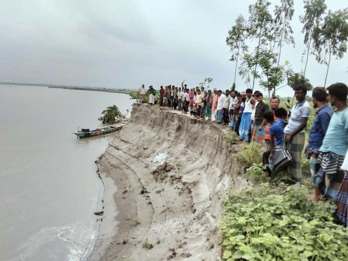 স্থানীয় বাসিন্দাদের মানববন্ধন
