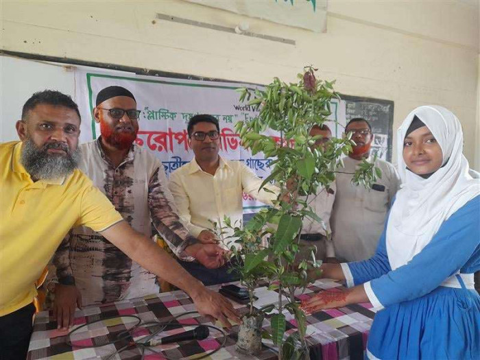 ঠাকুরগাঁওয়ে শিক্ষার্থীদের মাঝে গাছের চারা বিতরণ