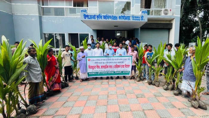চিতলমারীতে কৃষকের মাঝে বীজ সার ও নারিকেল চারা বিতরণ