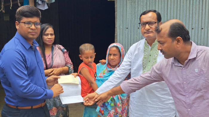 শিশু ইয়াফির চিকিৎসায় রাষ্ট্রপতির অনুদানের চেক হস্তান্তর
