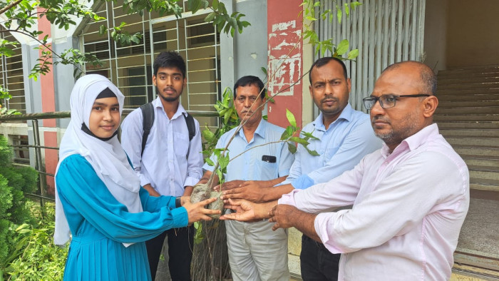 শিবচরে শিক্ষার্থীদের মাঝে ফলদ ও ঔষধি গাছের চারা বিতরণ