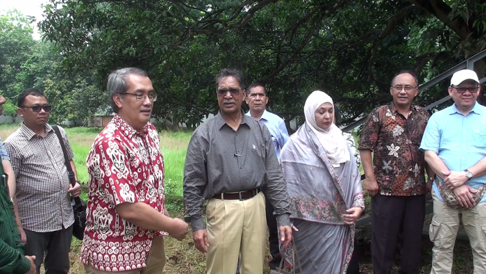 চাঁপাইনবাবগঞ্জে আম বাগান পরিদর্শনে ইন্দোনেশিয়ার রাষ্ট্রদূত আরিফ সুয়োকো।