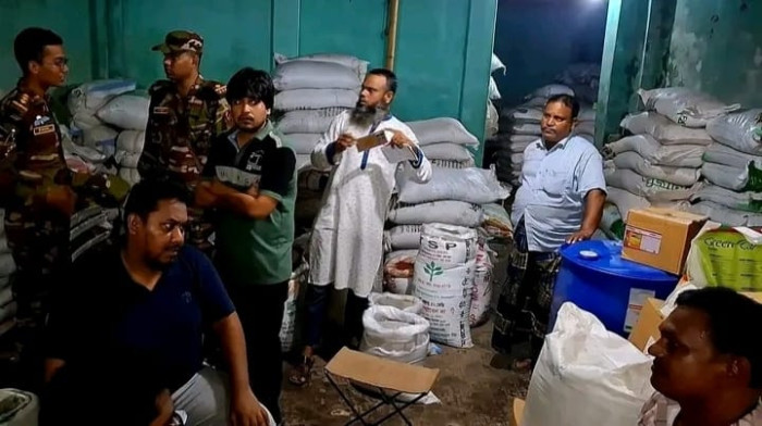 গোবিন্দগঞ্জে ৪৩৪ বস্তা সার, ধানবীজ জব্দ