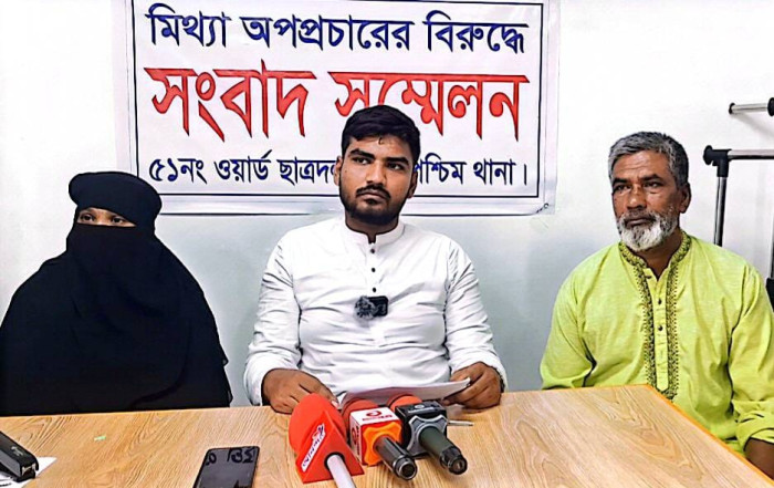 টঙ্গীতে মিথ্যা অপপ্রচারের প্রতিবাদে ছাত্রদল নেতার সংবাদ সম্মেলন