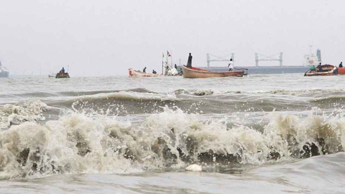 ঝড় ও বজ্রবৃষ্টির শঙ্কা, নদীবন্দরে সতর্কতা