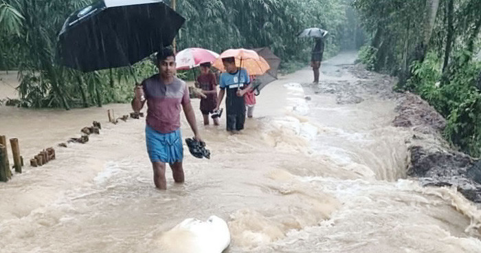 ফেনীতে নদীর বেড়িবাঁধে ভাঙন, প্লাবিত হচ্ছে নিম্নাঞ্চল