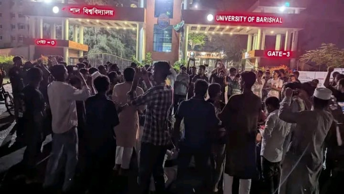 প্রতিবাদে ববি শিক্ষার্থীদের সড়ক অবরোধ