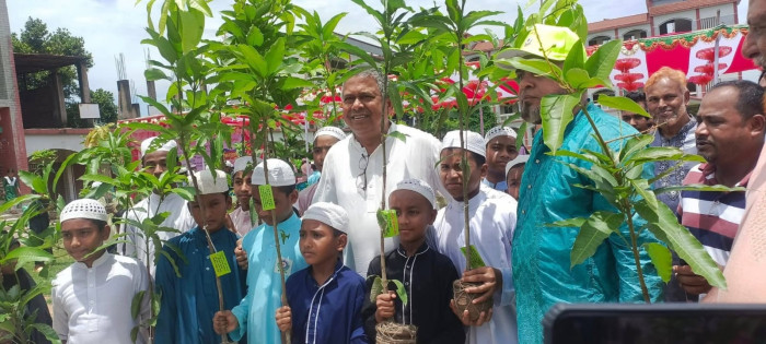 শ্রীপুরে শিক্ষার্থীরা পেল ৪ হাজার গাছের চারা
