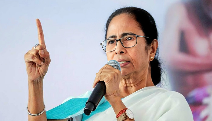 ভারতে আশ্রয় নেওয়া আ.লীগ নেতাদের ইঙ্গিতে মমতার বিস্ফোরক মন্তব্য