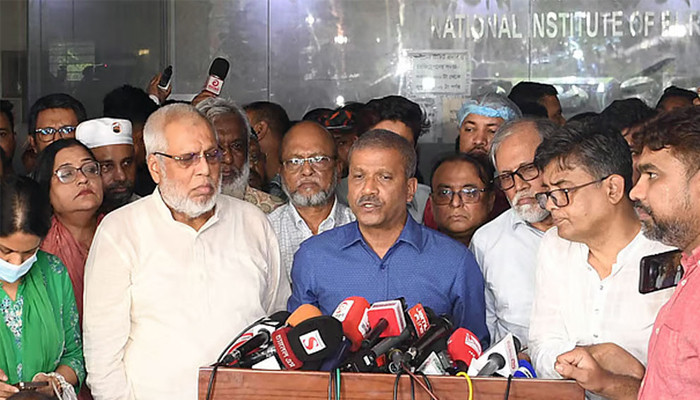 “প্রয়োজনে বিদেশ থেকে চিকিৎসক আনা হবে”: আসিফ নজরুল