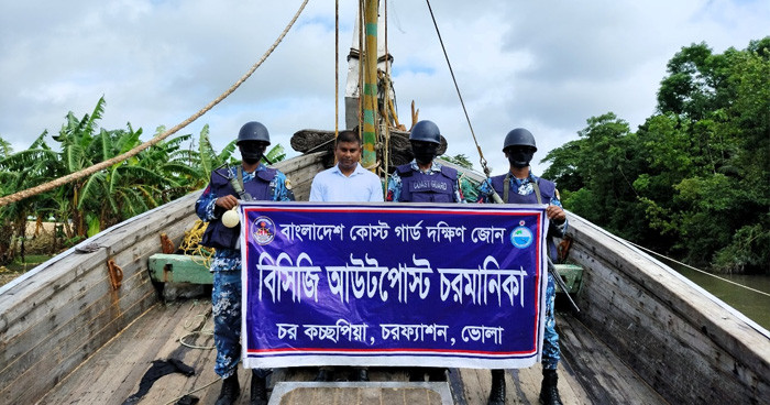 ভোলা ও পটুয়াখালী উপকূলে কোস্ট গার্ডের অভিযান, অবৈধ ট্রলিং বোটসহ ৯ জেলে আটক
