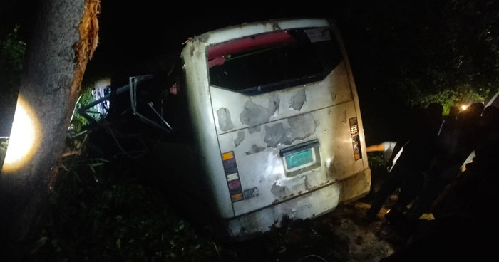 কেরানীহাটে ইগল বাস উল্টে আহত অনেক যাত্রী