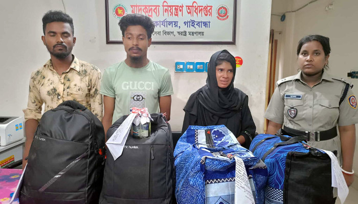 গাইবান্ধায় যাত্রীবাহী বাসে তল্লাশি; ফেনসিডিলসহ গ্রেপ্তার ৩