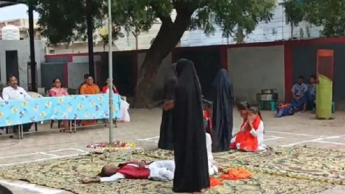 ভাবনগরের ওই স্কুলের অনুষ্ঠানের যে নাটক ঘিরে বিতর্ক। ছবি: সংগৃহীত