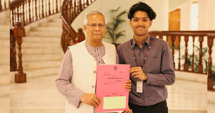 সাগর-রুনির ছেলে মেঘের হাতে প্লটের দলিল তুলে দিলেন প্রধান উপদেষ্টা
