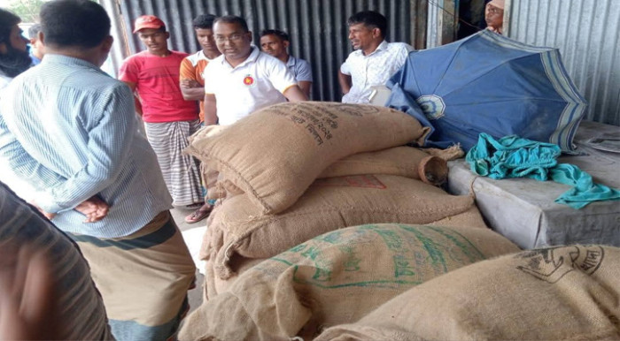 সিরাজগঞ্জে ৩৫ বস্তা সরকারি চাল উদ্ধার