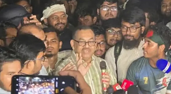 শাহবাগে গিয়ে শিক্ষার্থীদের কাছে ডিএমপি কমিশনারের দুঃখ প্রকাশ