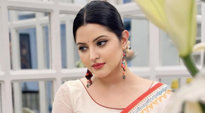 ৬ মাস আওয়ামী লীগ, ৬ মাস বিএনপি, কাকে নিয়ে লিখলেন পরীমণি