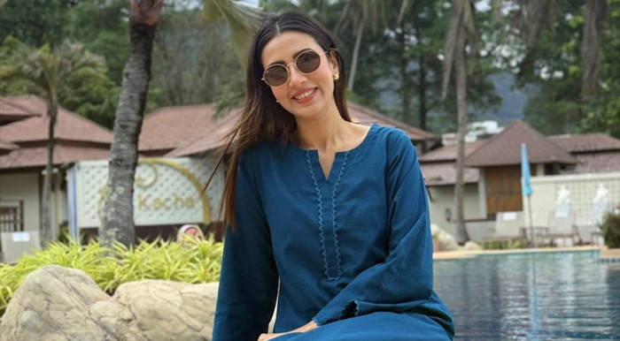 মিষ্টি হাসিতে ভক্তদের মন কাড়লেন মিম