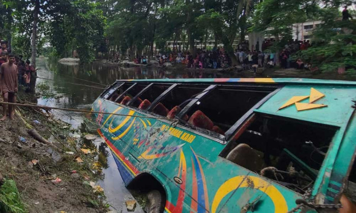 লক্ষ্মীপুরে যাত্রীবাহী বাস খাদে, মৃতের সংখ্যা বেড়ে ৫
