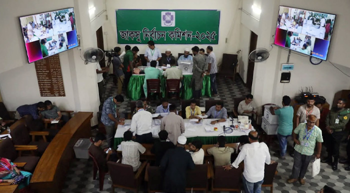 জাকসু নির্বাচনে ভোট গণনা শুরু, ফলাফল দেখা যাচ্ছে এলইডি স্ক্রিনে