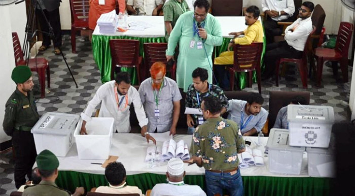 জাকসু নির্বাচনের ফল গণনায় ধীরগতি, প্রার্থীদের ক্ষোভ