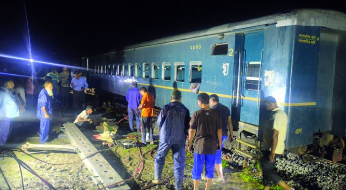 রংপুরে পদ্মরাগ এক্সপ্রেসের ৫ বগি লাইনচ্যুত, দীর্ঘ ১১ ঘণ্টা পর উদ্ধার