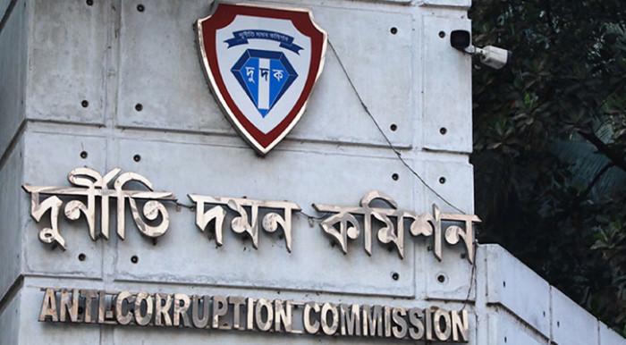 দুদক চেয়ারম্যানের পিএস পরিচয়ে প্রতারণা, সতর্ক থাকার অনুরোধ