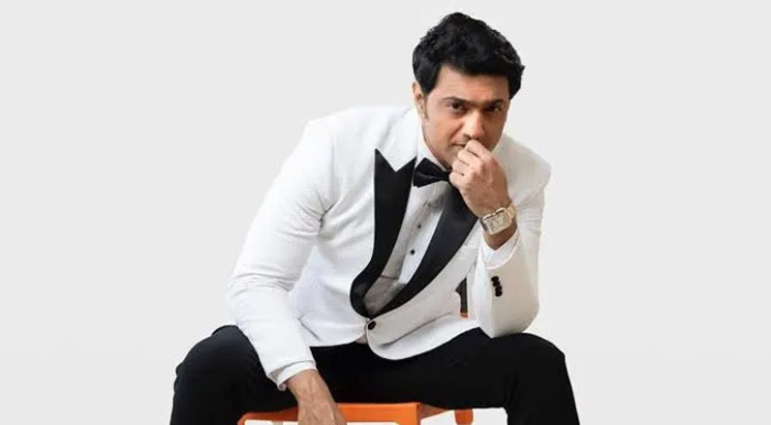 কটাক্ষের শিকার দেব