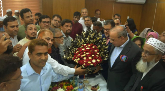 বিচার বিভাগীয় কর্মচারীদের দাবি দাওয়া আদায়ের লক্ষ্যে মাননীয় প্রধান বিচারপতির কাছে স্মারকলিপি