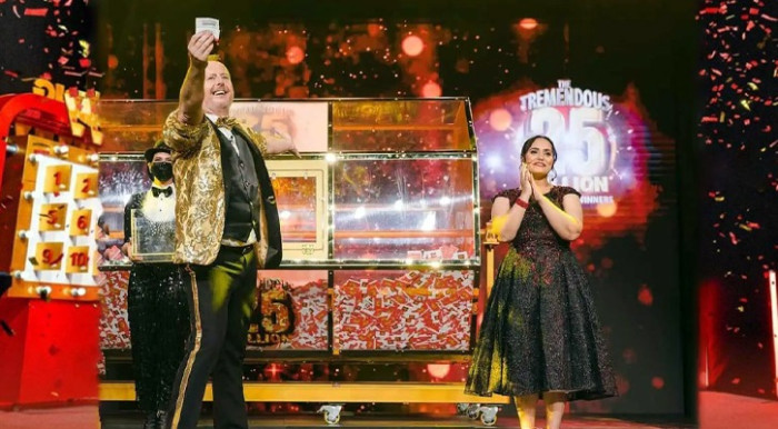 স্ত্রীর নামে টিকিট কিনে ভাগ্য খুলল প্রবাসী বাংলাদেশির