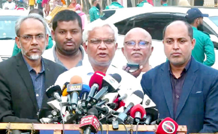 রাজধানীর এভারকেয়ার হাসপাতালের সামনে খালেদা জিয়ার শারীরিক অবস্থা নিয়ে সাংবাদিকদের ব্রিফ করেন ডা. জাহিদ হোসেন।