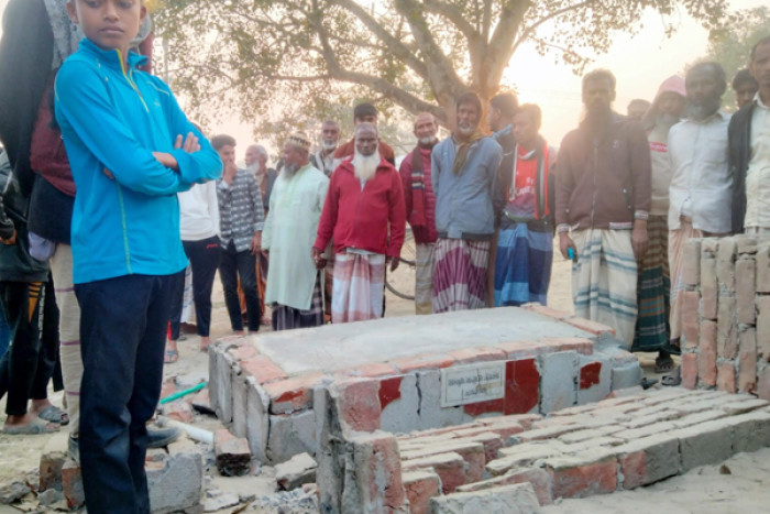 সিরাজগঞ্জে ইটের তৈরি বেসিন ধ্বসে দুই শিশুর মৃত্যু