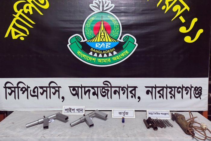 আড়াইহাজারে র্যাবের অভিযানে ২টি পাইপগান ও অস্ত্র তৈরির সরঞ্জাম উদ্ব