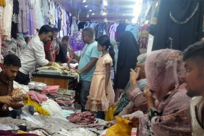 ঘোড়াঘাটে ঈদের কেনাকাটায় ব্যস্ত নারী-পুরুষ