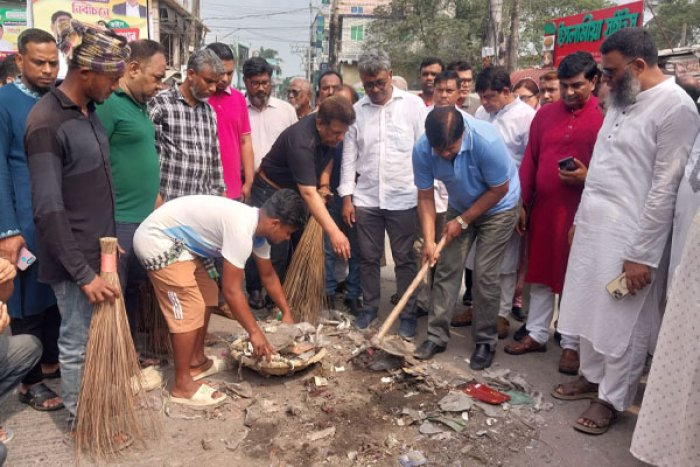 নবাবগঞ্জে পরিচ্ছন্নতা কার্যক্রম উদ্বোধন