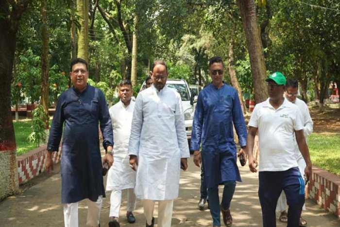 চিড়িয়াখানায় আকস্মিক পরিদর্শনে প্রাণিসম্পদ প্রতিমন্ত্রী