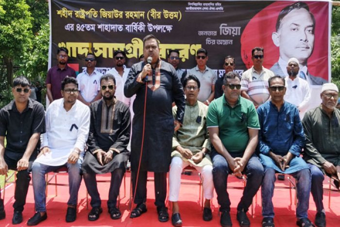 খুলনায় স্বেচ্ছাসেবক দলের খাদ্যসামগ্রী ও নগদ অর্থ বিতরণ
