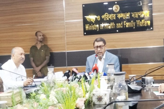 সচিবালয়ে সাংবাদিকদের সঙ্গে মতবিনিময়কালে স্বাস্থ্য ও পরিবার কল্যাণ মন্ত্রী সরদার মো. সাখাওয়াত