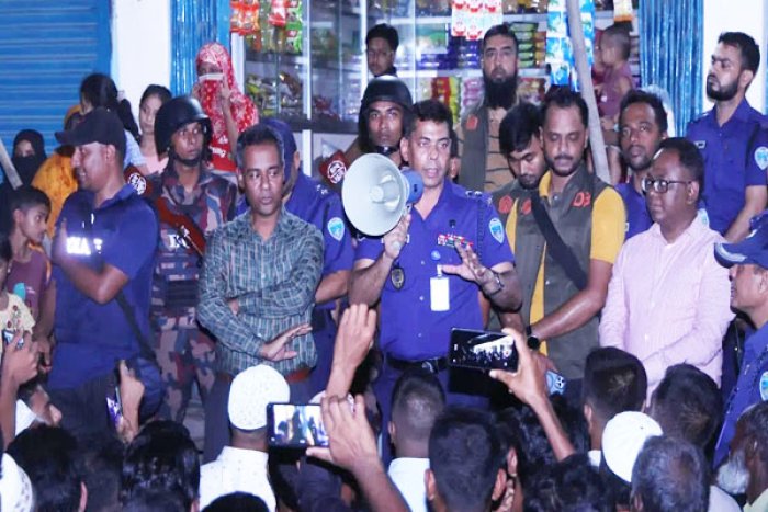 চট্টগ্রামের সীতাকুণ্ড উপজেলার জঙ্গল সলিমপুর এলাকার আলীনগরে স্থানীয় বাসিন্দাদের সঙ্গে মতবিনিময় করেন চট্টগ্রাম জেলা পুলিশ সুপার মো. মাসুদ আলম